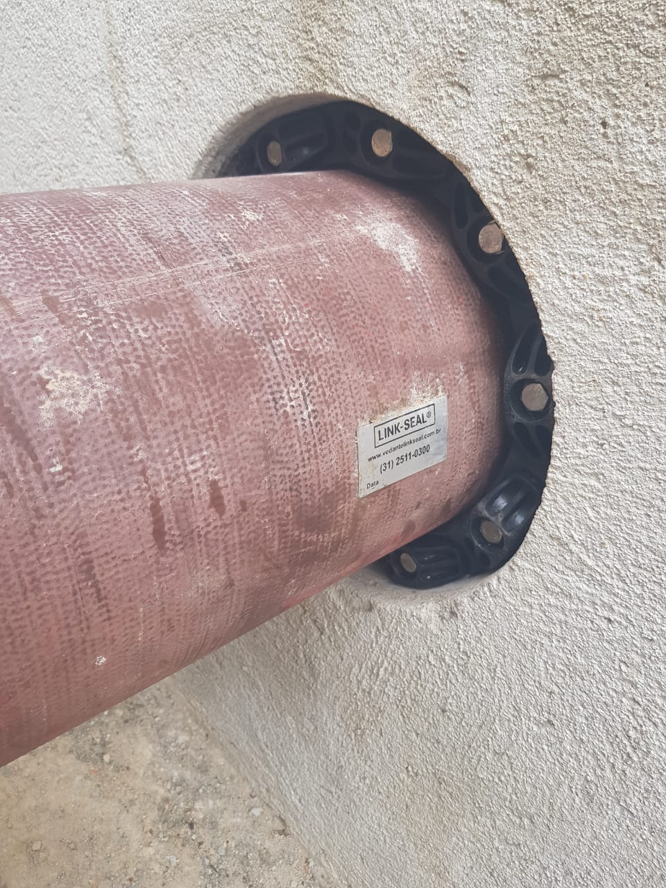LINK-SEAL® instalado em tubulação de aço com etiqueta de identificação