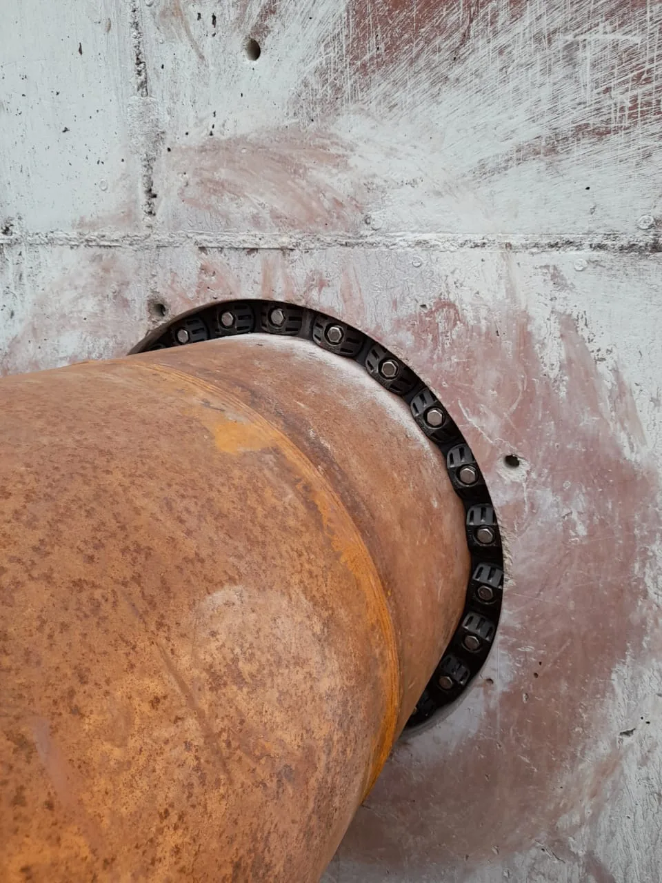 LINK-SEAL® em tubulação metálica passando por parede de concreto